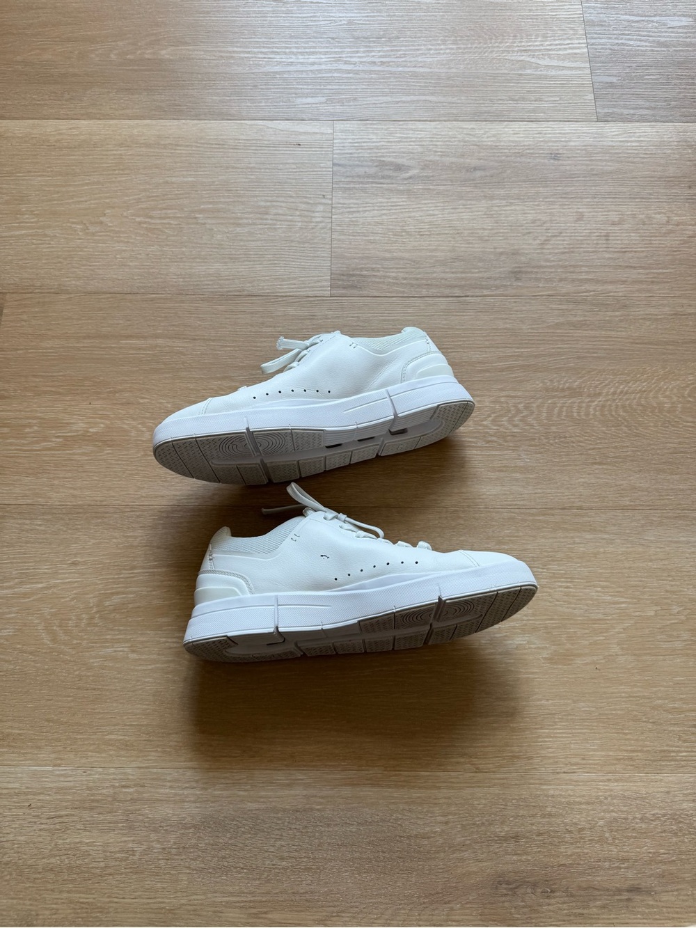 On Running White Low-Top Athletic Sneakers - Picture 4 of 8